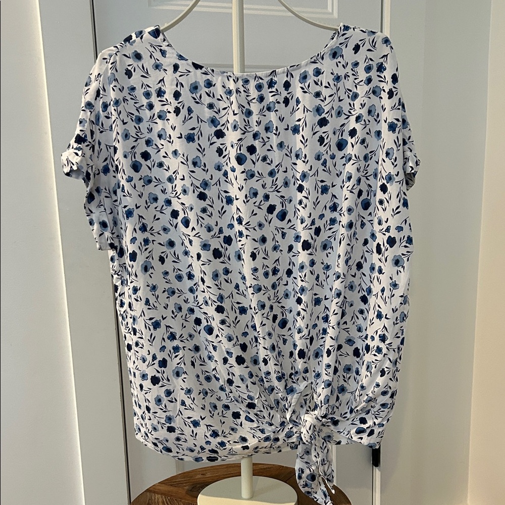 NWT beachlunchlounge White/Blue Floral Blouse